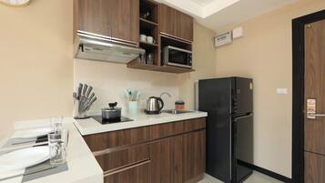 Kühlschrank, Mikrowelle, Herdplatte, Toaster
