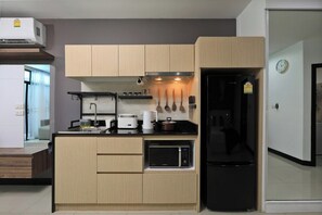 Kühlschrank, Mikrowelle, Herdplatte, Toaster