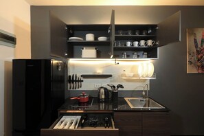 Kühlschrank, Mikrowelle, Herdplatte, Toaster