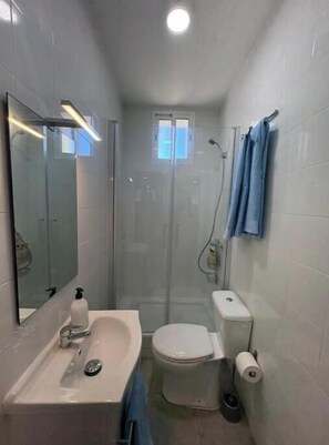 Douche, sèche-cheveux, serviettes fournies, savon