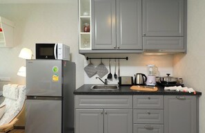 Réfrigérateur, micro-ondes, plaque de cuisson, grille-pain