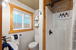 Kylpyhuoneessa on ikkuna, wc, pesuallas ja suihkutila.