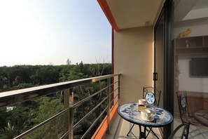 Outdoor dining - Garden View Studio near Maikhao Beach |Capital Pro (Mai Khao)