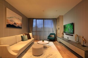 Una televisión, un reproductor estéreo