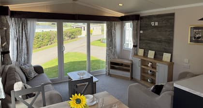 Classic Holiday Home for 4, relaxing Jurassic Coast retreat