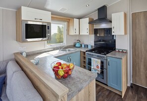 Fridge, microwave, oven, stovetop - Classic Holiday Home for 6, relaxing family getaway near Durdle Door (West Lulworth)