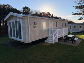 Exterior - Classic Holiday Home for 6, relaxing family getaway near Durdle Door (West Lulworth)