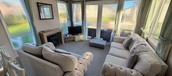Classic Holiday Home for 4 with Large Decking, cosy family escape on the Jurassic Coast