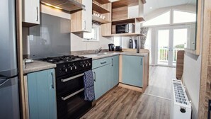 Una cocina moderna con estufa, horno y microondas.