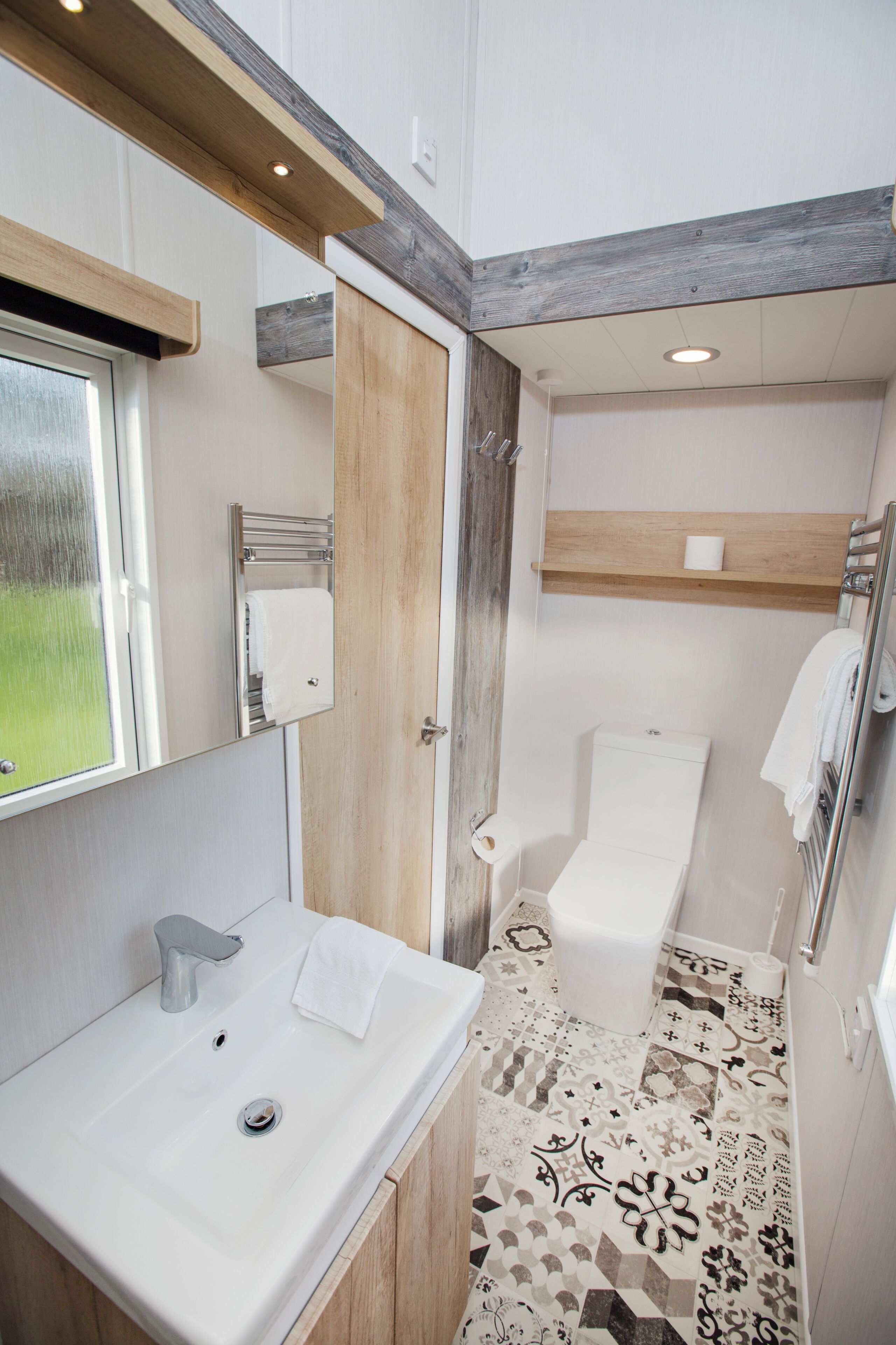 Un baño con lavamanos blanco, inodoro y zona de ducha.