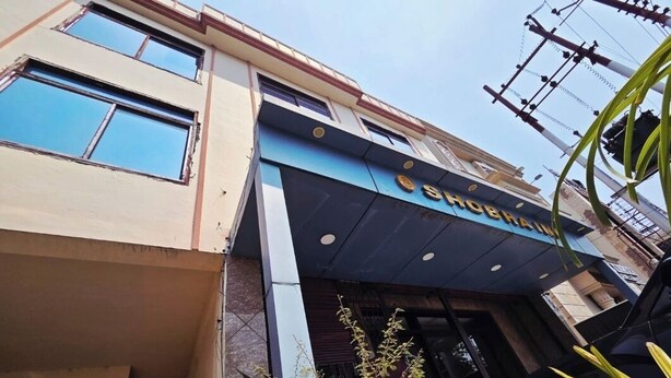 Un edificio de estilo arquitectónico moderno con un cartel que dice 'SHOEN'.