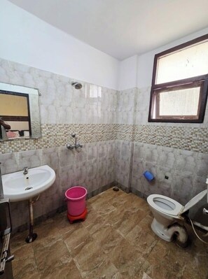 Eenvoudige tweepersoonskamer | Badkamer | Gratis toiletartikelen, een haardroger, zeep, shampoo