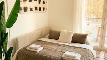 Desk, iron/ironing board, WiFi, bed sheets