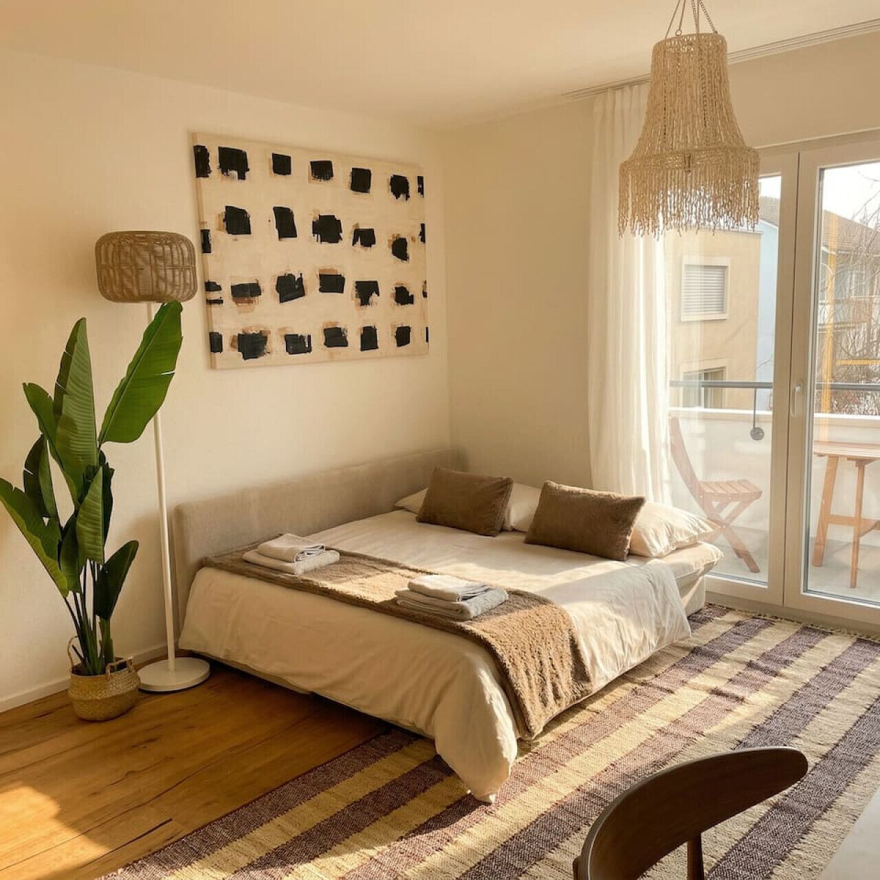 Desk, iron/ironing board, WiFi, bed sheets