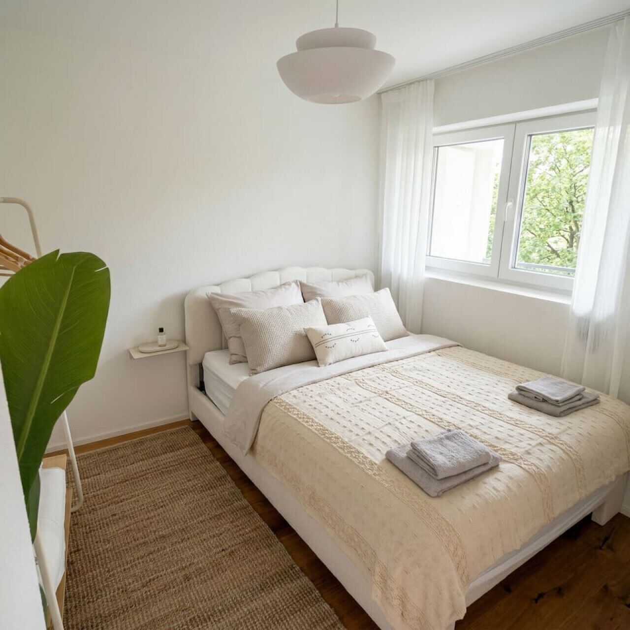 Desk, iron/ironing board, WiFi, bed sheets