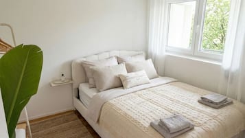 Desk, iron/ironing board, WiFi, bed sheets