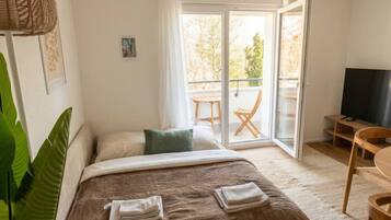 Desk, iron/ironing board, WiFi, bed sheets