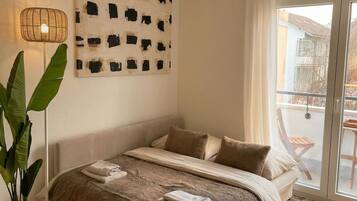 Desk, iron/ironing board, WiFi, bed sheets
