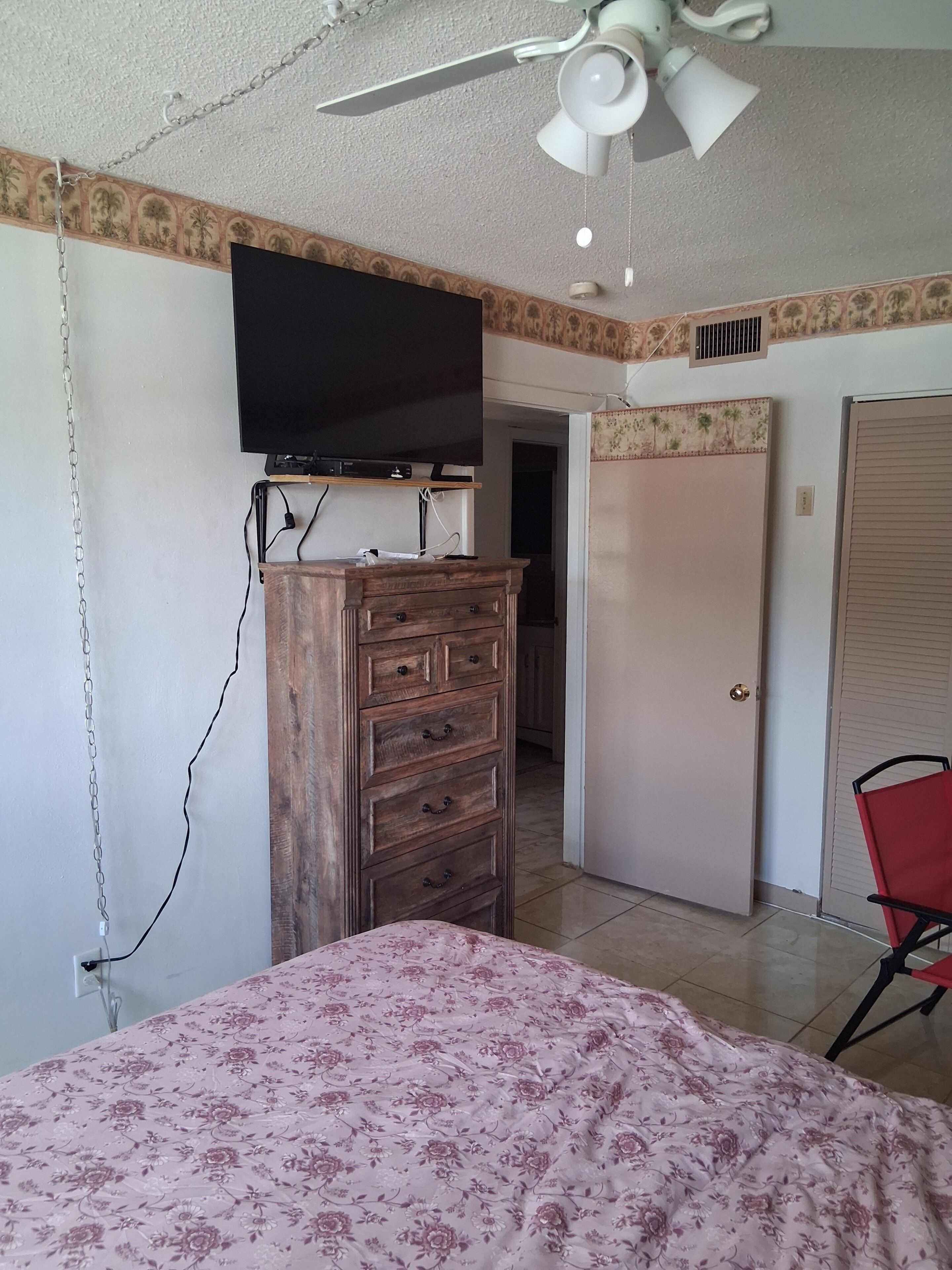 2 habitaciones, escritorio, tabla de planchar con plancha y wifi gratis 