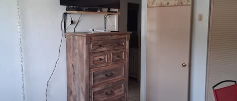 2 habitaciones, escritorio, tabla de planchar con plancha y wifi gratis