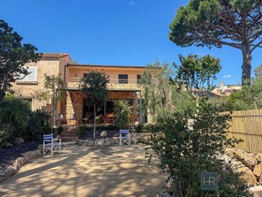 Exterior - Exceptional, lagoon-side villa in Saint Cyprien, 2 steps from the beach. (Lecci)