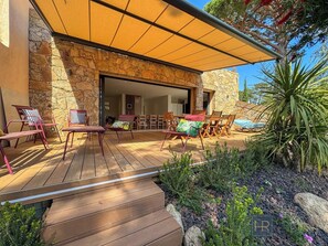 Outdoor dining - Exceptional, lagoon-side villa in Saint Cyprien, 2 steps from the beach. (Lecci)