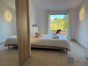 Room - Exceptional, lagoon-side villa in Saint Cyprien, 2 steps from the beach. (Lecci)
