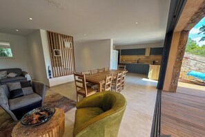 Dining - Exceptional, lagoon-side villa in Saint Cyprien, 2 steps from the beach. (Lecci)