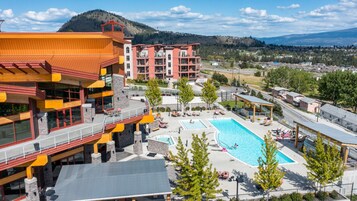 Um hotel com piscina, área de estar externa e vista para a paisagem ao redor.