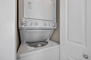 Condo Deluxe, 1 chambre, accès à la piscine, vue sur la montagne | Buanderie