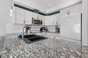Condo Deluxe, 1 chambre, accès à la piscine, vue sur la montagne | Cuisine privée | Cafetière-théière, bouilloire électrique