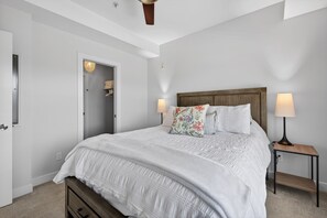 Deluxe Condo, 1 Bedroom, Pool Access, Mountain View
