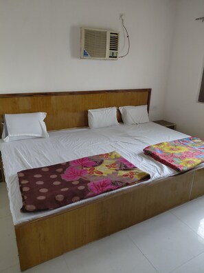 Deluxe Double Room | Laptop workspace, free WiFi - Ashirvad In Guesthouse Mathura (Mathura)