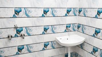 Deluxe Double Room | Bathroom | Free toiletries, towels, soap, shampoo