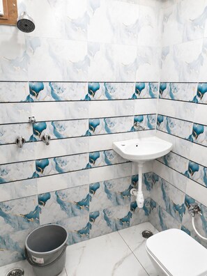 Deluxe Double Room | Bathroom | Free toiletries, towels, soap, shampoo