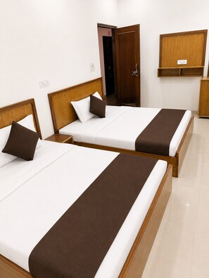 Deluxe Double Room | Laptop workspace, free WiFi