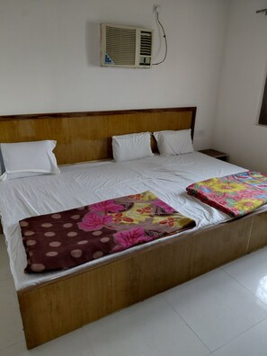 Deluxe Double Room | Laptop workspace, free WiFi - Ashirvad In Guesthouse Mathura (Mathura)