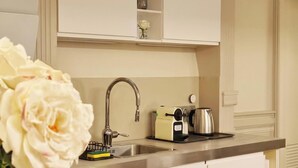 A kitchen with a sink, a kettle, and a toaster. -  Le Flandrin Céline 24 (Paris)