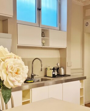 Apartamento conforto | Cozinha privada | Frigobar, micro-ondas, fogão, cooktop