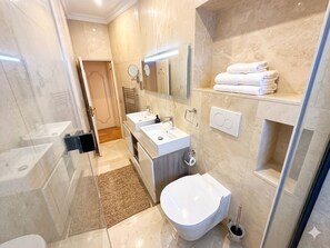 Apartamento conforto | Banheiro | Chuveiro, produtos de toalete grátis, secador de cabelo 