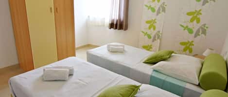 Iron/ironing board, Internet, bed sheets