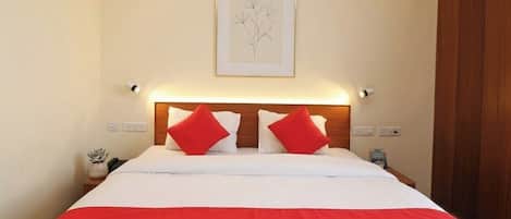 Classic Room | Premium bedding, desk, laptop workspace, free WiFi