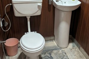 Klassieke kamer | Badkamer | Een douche, gratis toiletartikelen, handdoeken, zeep