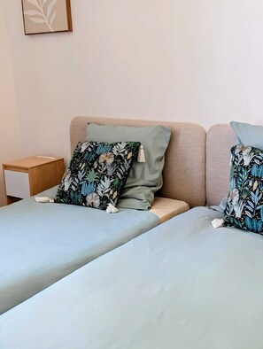 Iron/ironing board, WiFi, bed sheets