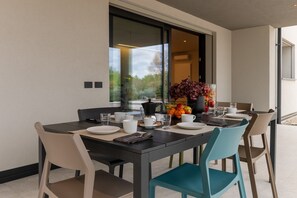 Outdoor dining - Villa Aqua_Giuly Suite Apartment_Lake View & Pool (San Felice del Benaco)