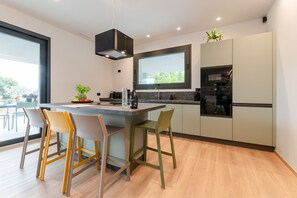 Fridge, microwave, oven, dishwasher - Villa Aqua_Giuly Suite Apartment_Lake View & Pool (San Felice del Benaco)