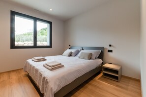 Iron/ironing board, free WiFi, bed sheets - Villa Aqua_Giuly Suite Apartment_Lake View & Pool (San Felice del Benaco)