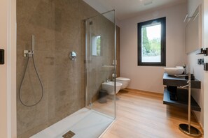 Shower, hair dryer, bidet, towels - Villa Aqua_Giuly Suite Apartment_Lake View & Pool (San Felice del Benaco)