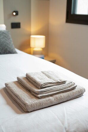 Tabla de planchar con plancha, wifi gratis y ropa de cama 