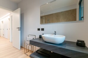 Shower, bidet, towels - Villa Aqua_Lydia Suite Apartment_Lake View & Pool (San Felice del Benaco)